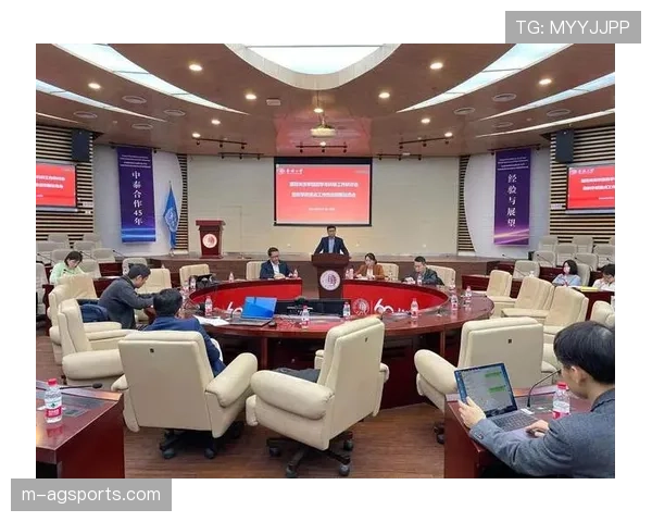 英超裁判委员会组织研讨会，重点讨论“有利进攻”原则在快速反击中的运用